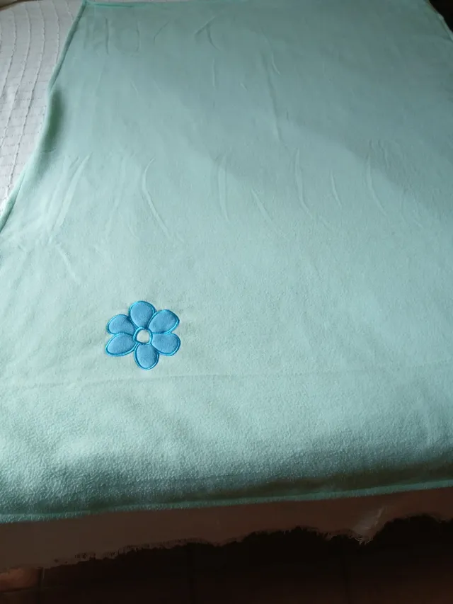 Manta infantil suave con flor azul