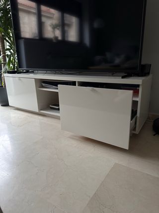 Mesa TV moderna blanca en perfecto estado