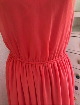 Vestido largo coral con abertura lateral