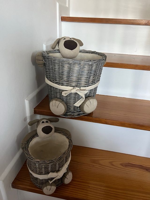 Cestas de mimbre con diseño de perro