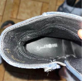 Stivaletto velluto azzurro con api ricamate