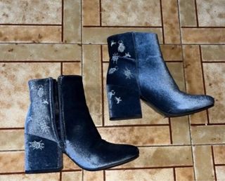 Stivaletto velluto azzurro con api ricamate