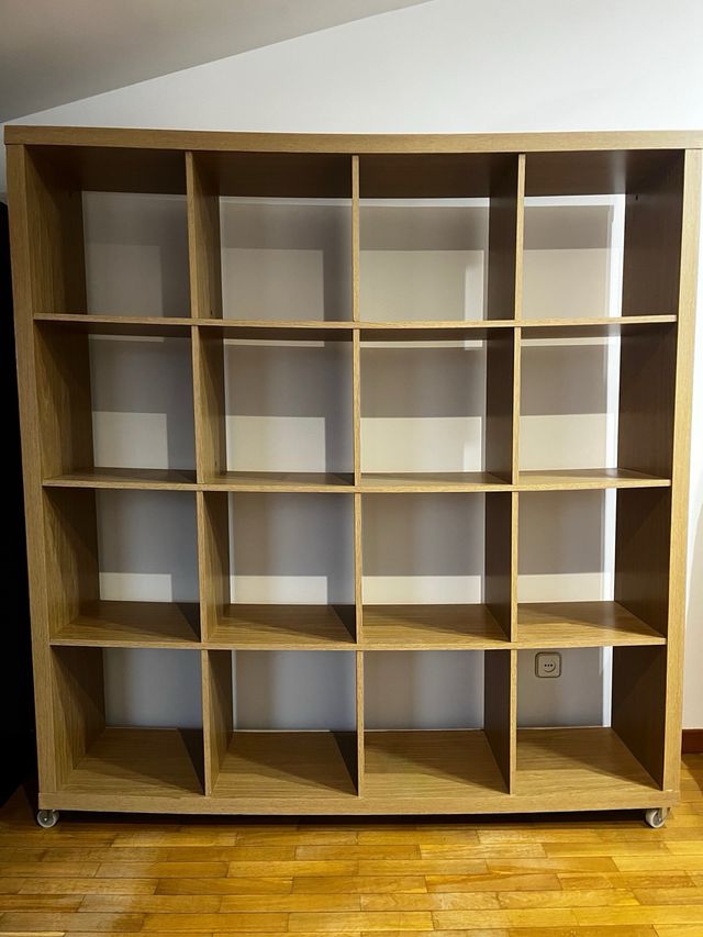 Estantería de madera amplia