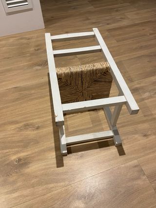 Silla pequeña de madera y esparto