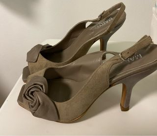 Tacones beige MaryPaz con flor