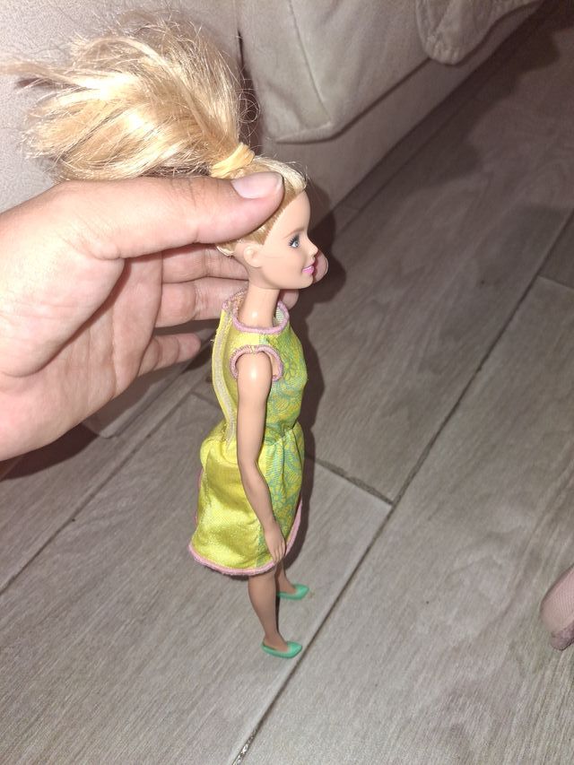 Muñeca Barbie rubia con vestido verde
