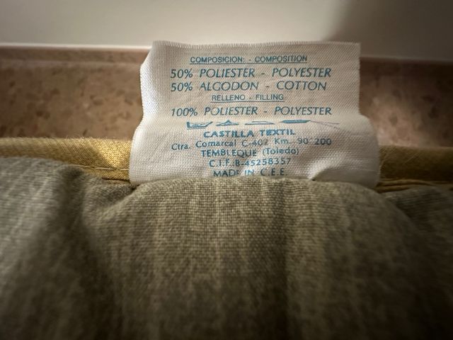 Edredom acolchoado reversível com desenho em folha