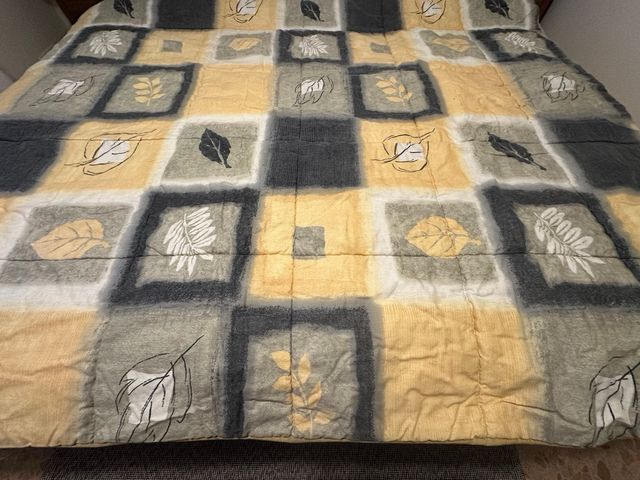 Edredom acolchoado reversível com desenho em folha