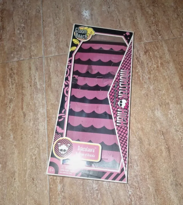 Caja Monster High Draculaura Gloom Beach