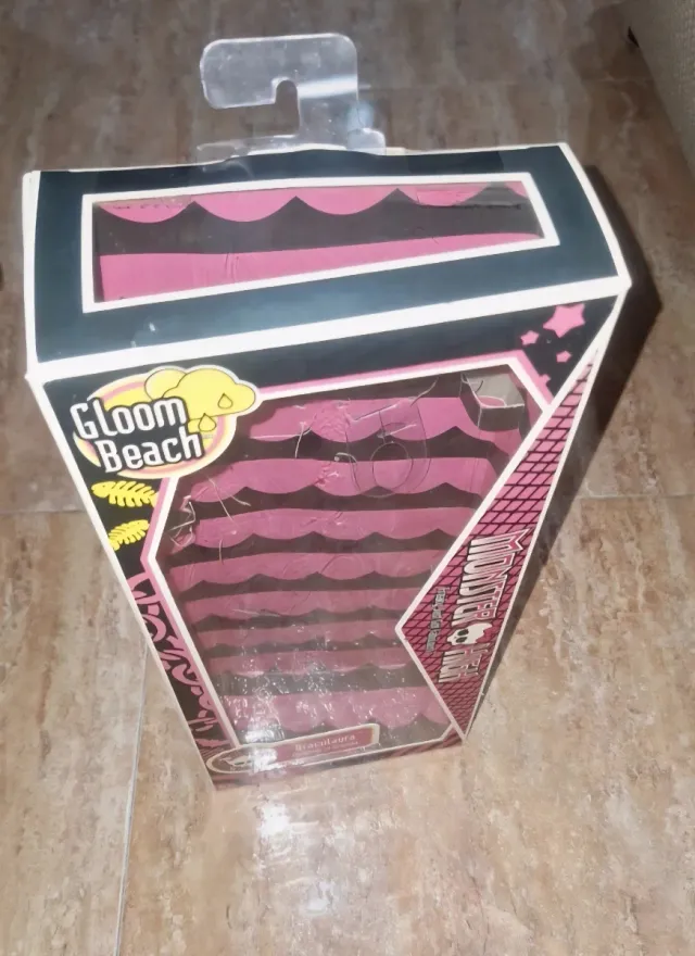 Caja Monster High Draculaura Gloom Beach