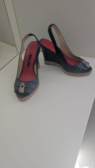 Sandalias cuña Carolina Herrera negras y rojas
