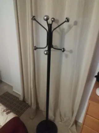 Perchero de pie metálico negro y plateado