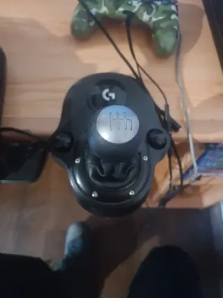 Volante Logitech PS4 con marchas y pedales