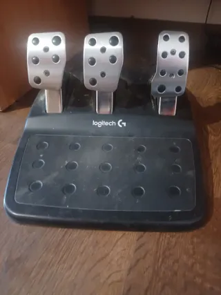 Volante Logitech PS4 con marchas y pedales