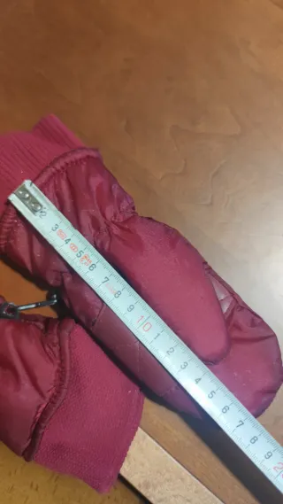 Manoplas de niño con muñeco de nieve