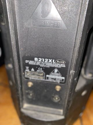 Equipo de Sonido Behringer con Tapa y Trípodes