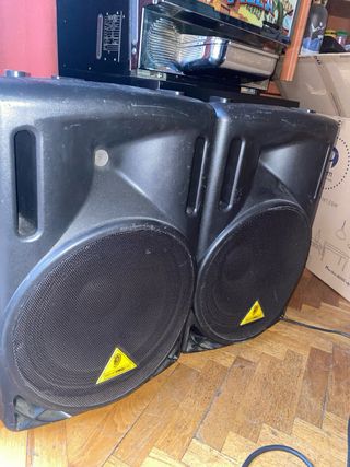 Equipo de Sonido Behringer con Tapa y Trípodes