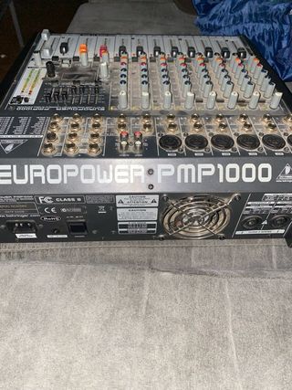 Equipo de Sonido Behringer con Tapa y Trípodes