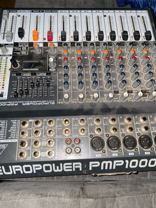 Equipo de Sonido Behringer con Tapa y Trípodes