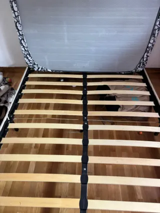 Cama con cabecero tapizado