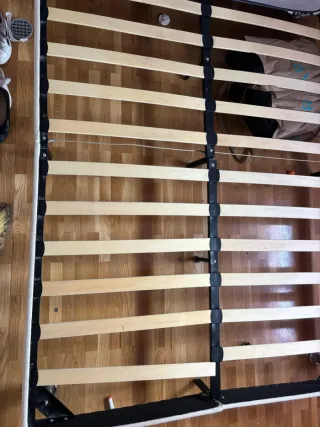 Cama con cabecero tapizado