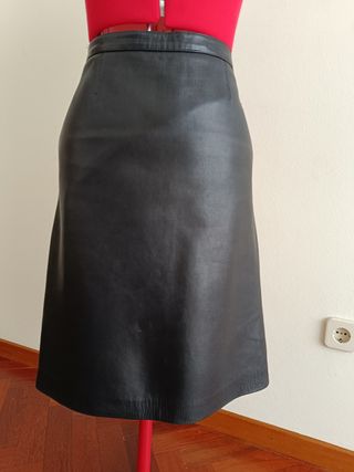Falda de cuero negra. 


