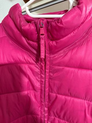 Cazadora acolchada de plumas rosa