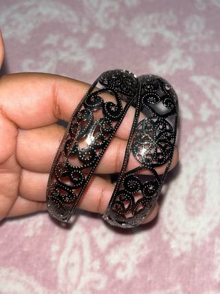 Aros plateados con diseño calado