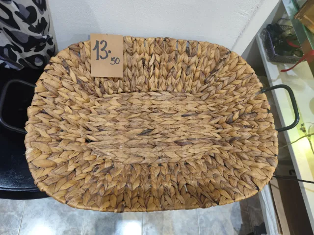 Cesta de mimbre con asas metálicas
