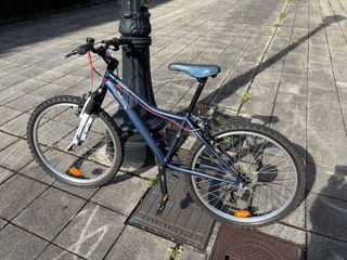 Bicicleta azul B'Twin