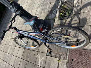 Bicicleta azul B'Twin