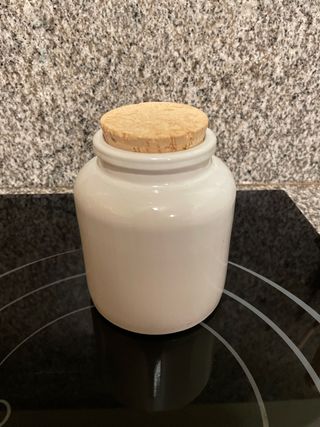 Bote de cerámica con tapón de corcho