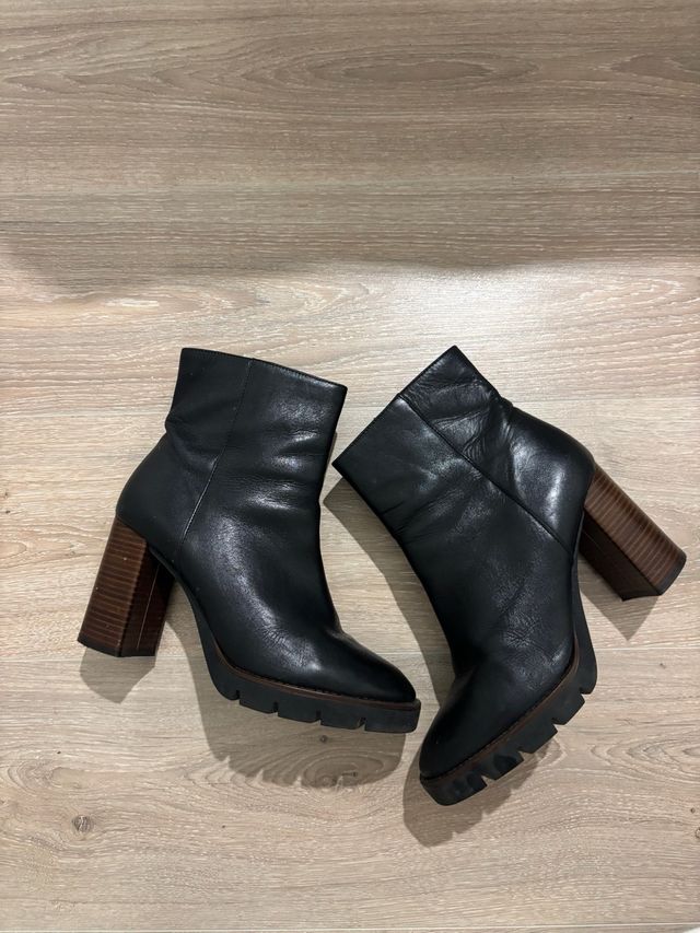 Botines negros de piel con tacón
