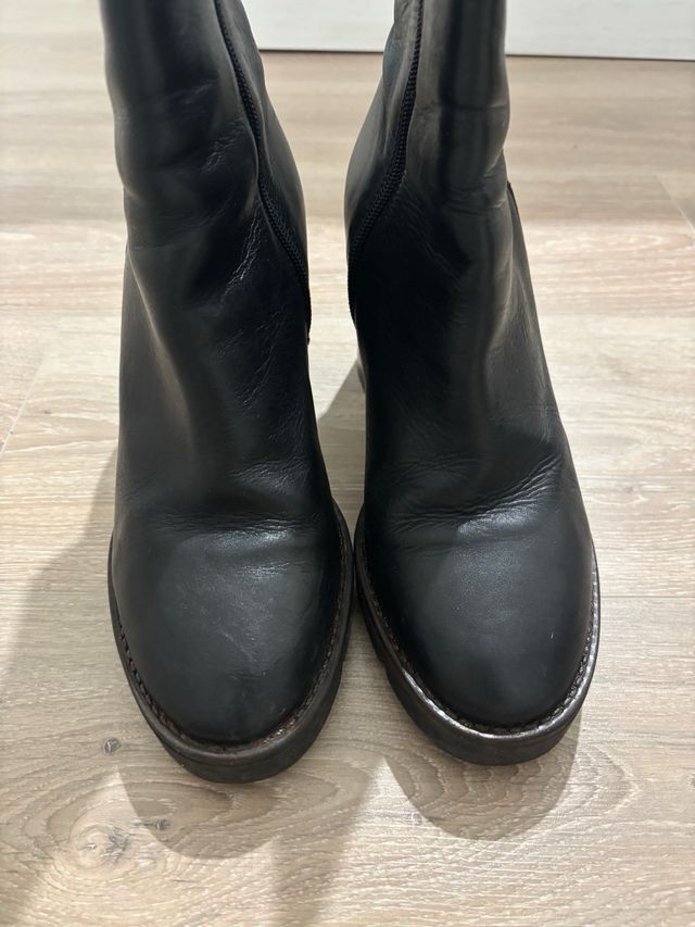 Botines negros de piel con tacón