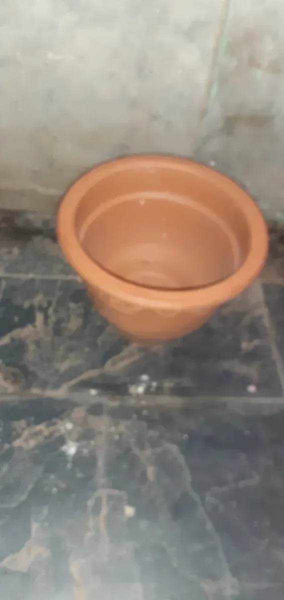 Macetero de barro con diseño