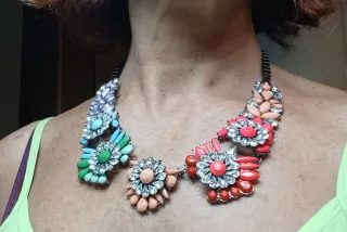 Collana multicolor con pietre