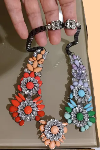 Collana multicolor con pietre