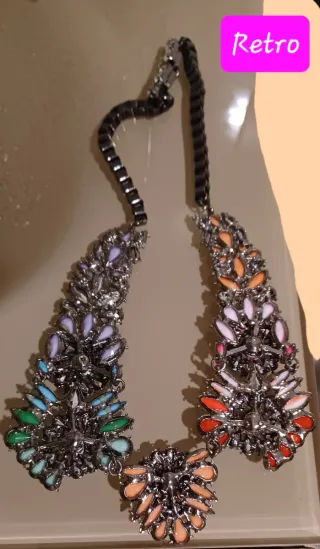 Collana multicolor con pietre