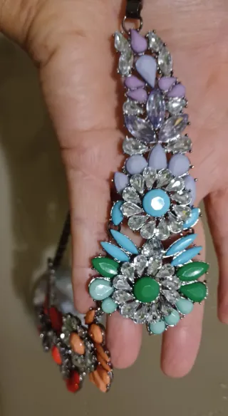 Collana multicolor con pietre