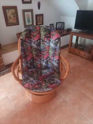 Sedia a dondolo in rattan e tessuto floreale