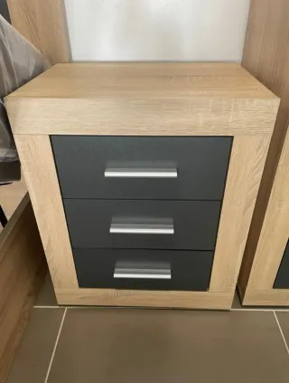 BONITA MESITA DE NOCHE LARA -