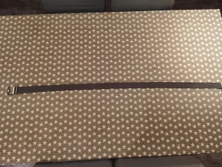 Cinturón gris con hebilla plateada