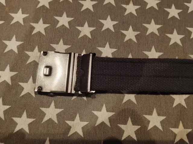 Cinturón gris con hebilla plateada