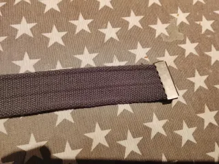 Cinturón gris con hebilla plateada