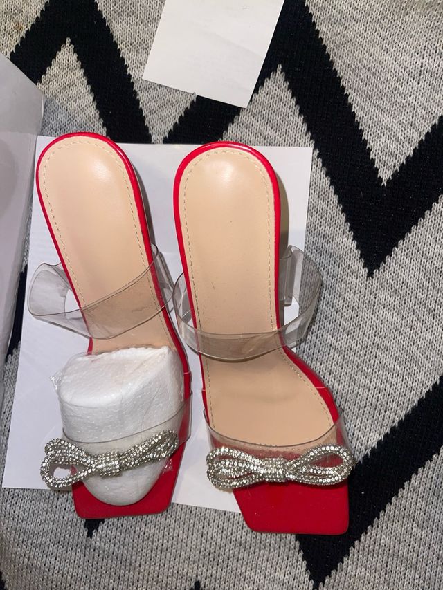 Tacones rojos con moño de pedrería
