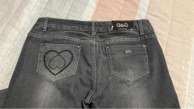 Pantalón tejano gris, cintura baja.