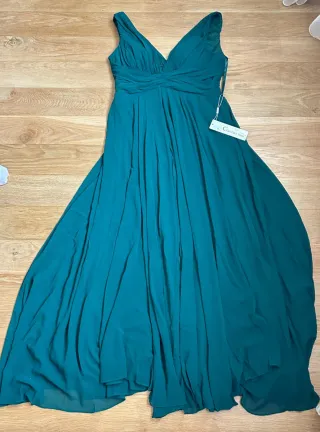 El vestido verde azulado que roba miradas.