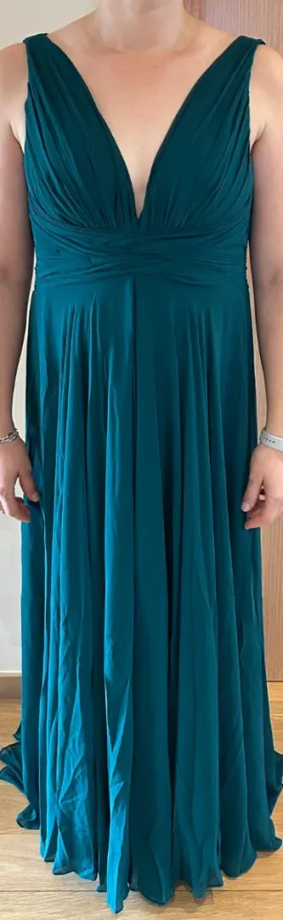 El vestido verde azulado que roba miradas.