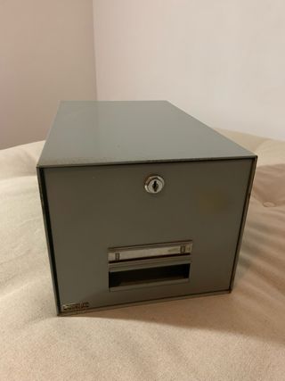 Archivador metálico antiguo gris