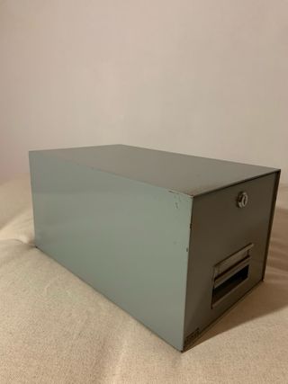 Archivador metálico antiguo gris